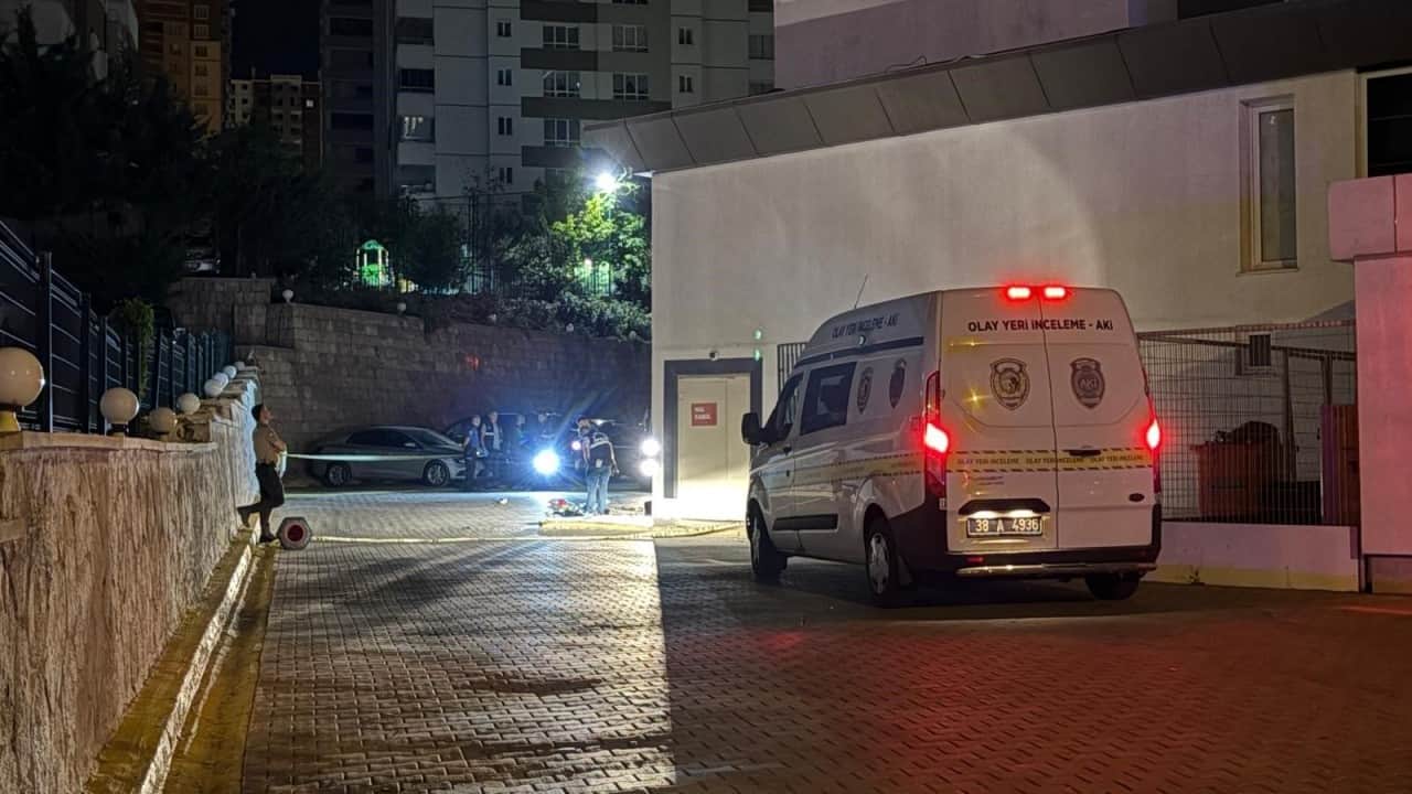 Foto - Kayseri’de otelde dehşet! 5’inci kattan attığı genç kadının peşinden eşyaları fırlattı
