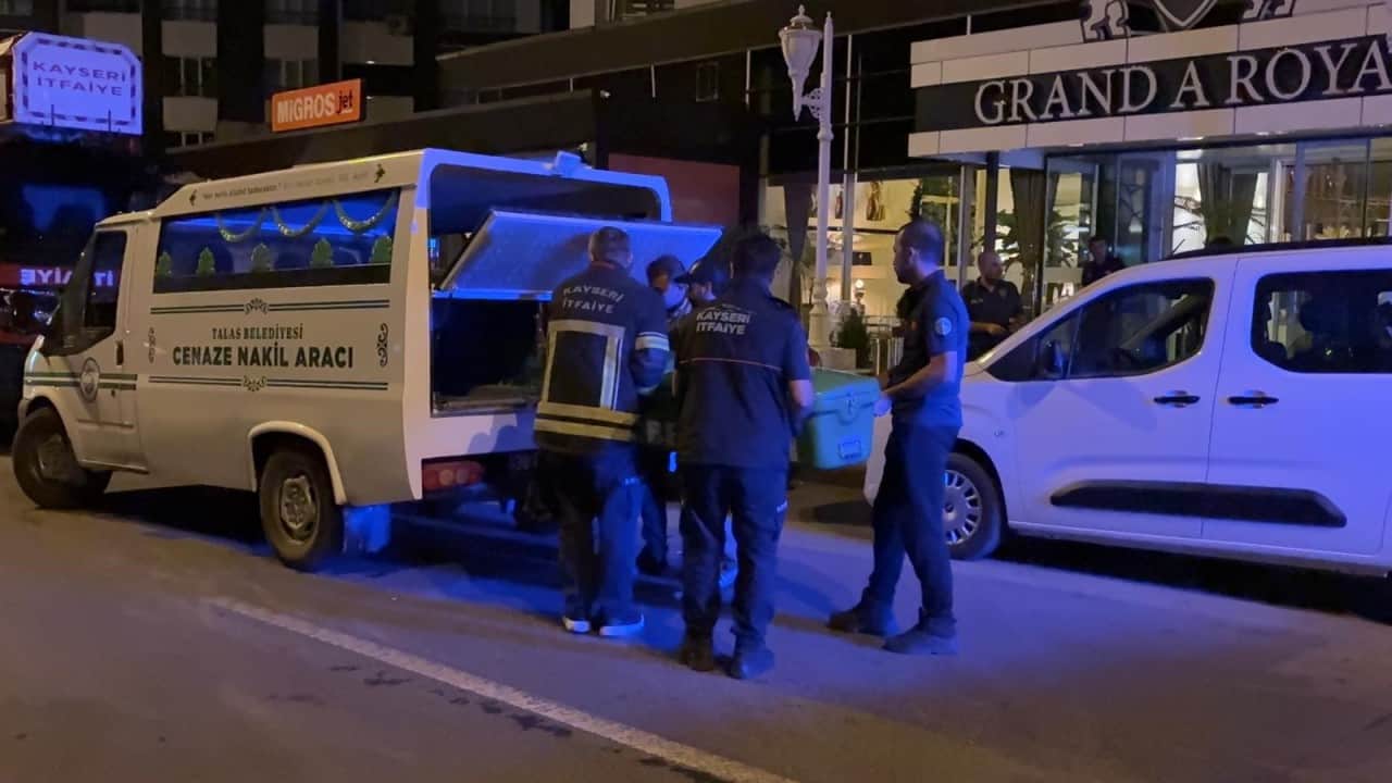 Foto - Kayseri’de otelde dehşet! 5’inci kattan attığı genç kadının peşinden eşyaları fırlattı