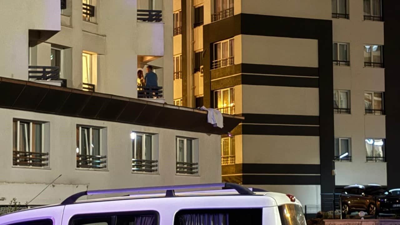 Foto - Kayseri’de otelde dehşet! 5’inci kattan attığı genç kadının peşinden eşyaları fırlattı