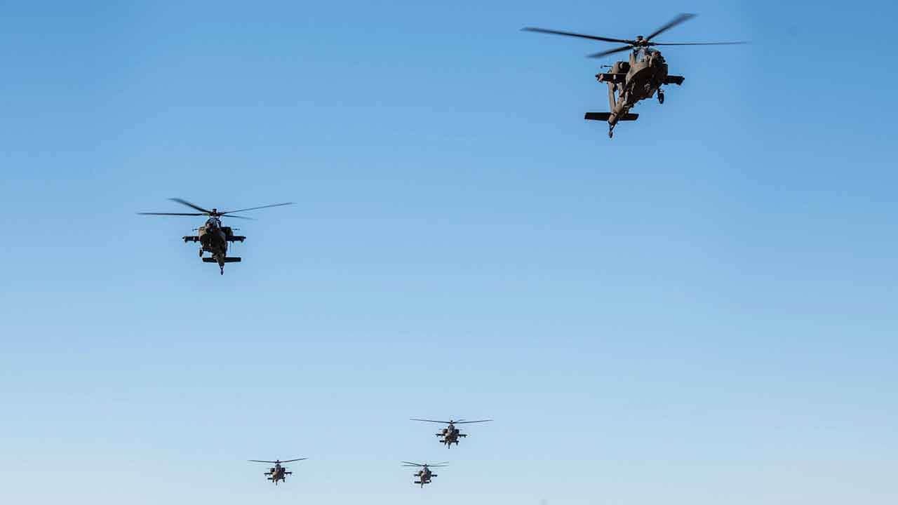 Foto - Kendine hayrı olmayan Yunanistan'dan Arap ülkesine şirinlik: Taarruz helikopterleri yola çıkıyor