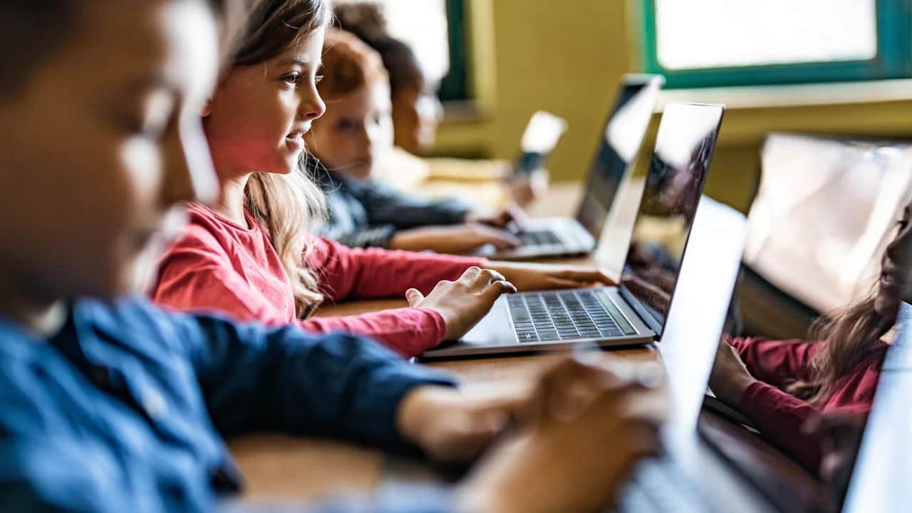 Kişiselleştirilmiş dersler çocuklar için ne kadar güvenli? Eğitimdeki yeni risk: Yapay zeka