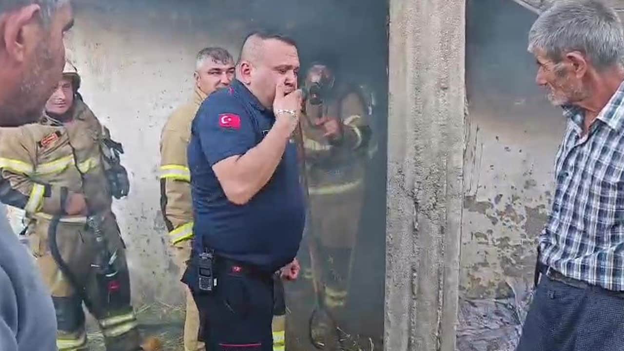 Foto - Komşu evde yangın çıkınca köylüden yardım istedi! Cami hoparlöründen anons bir evi kurtardı