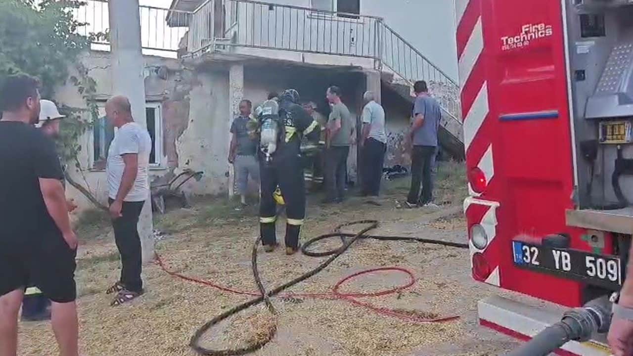 Foto - Komşu evde yangın çıkınca köylüden yardım istedi! Cami hoparlöründen anons bir evi kurtardı
