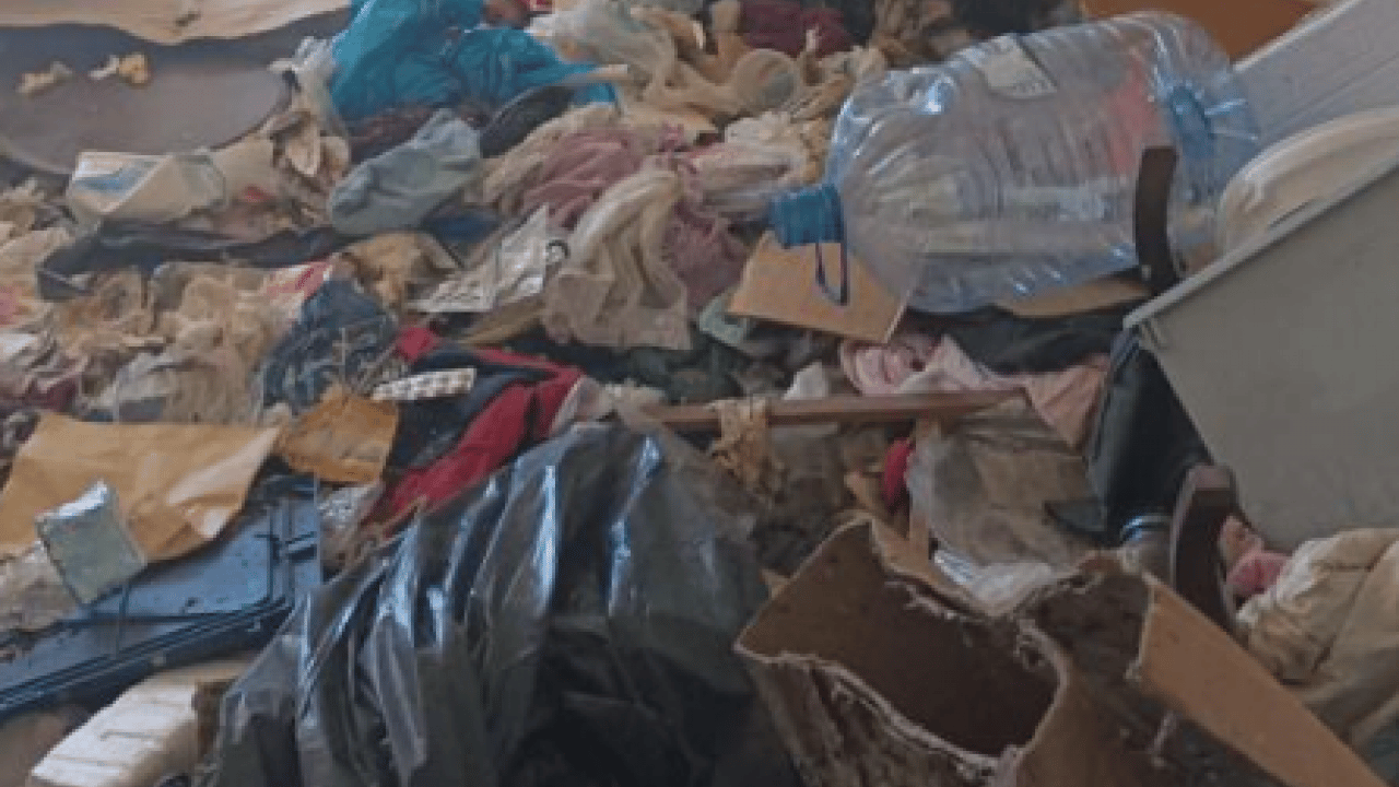 Foto - Komşular isyan etmişti: Evden tam 28 ton çöp çıktı