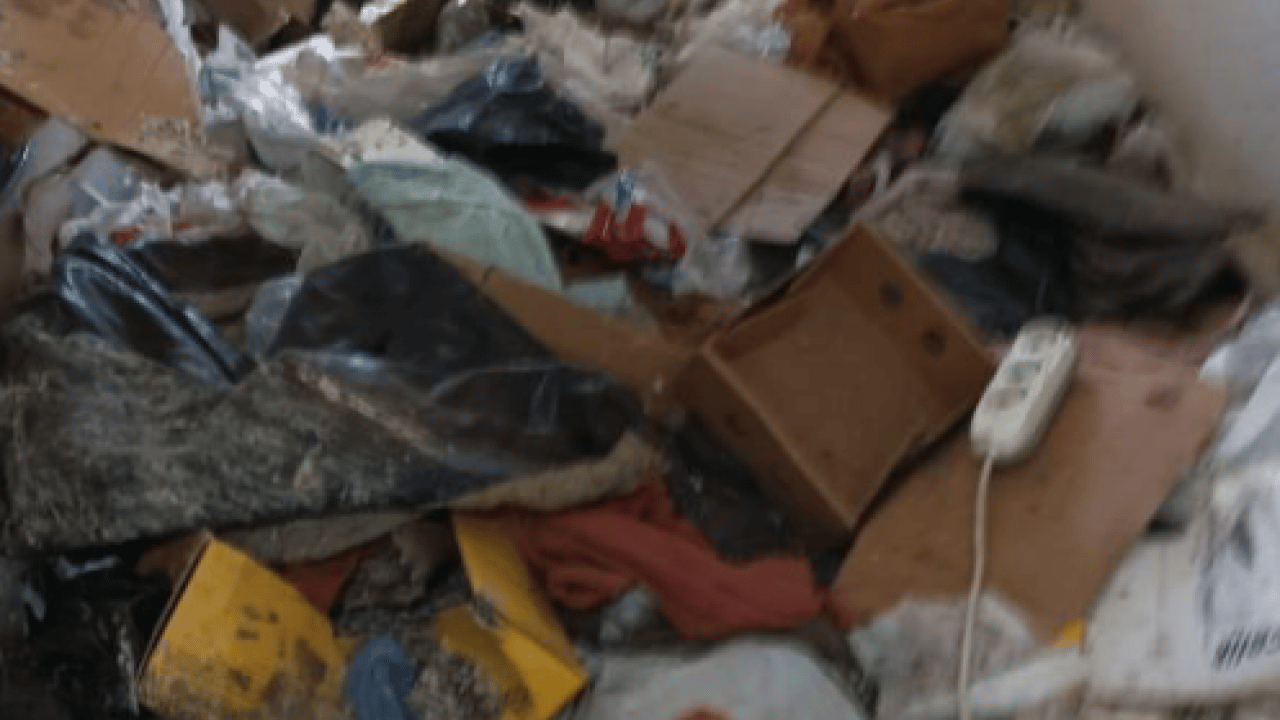 Foto - Komşular isyan etmişti: Evden tam 28 ton çöp çıktı