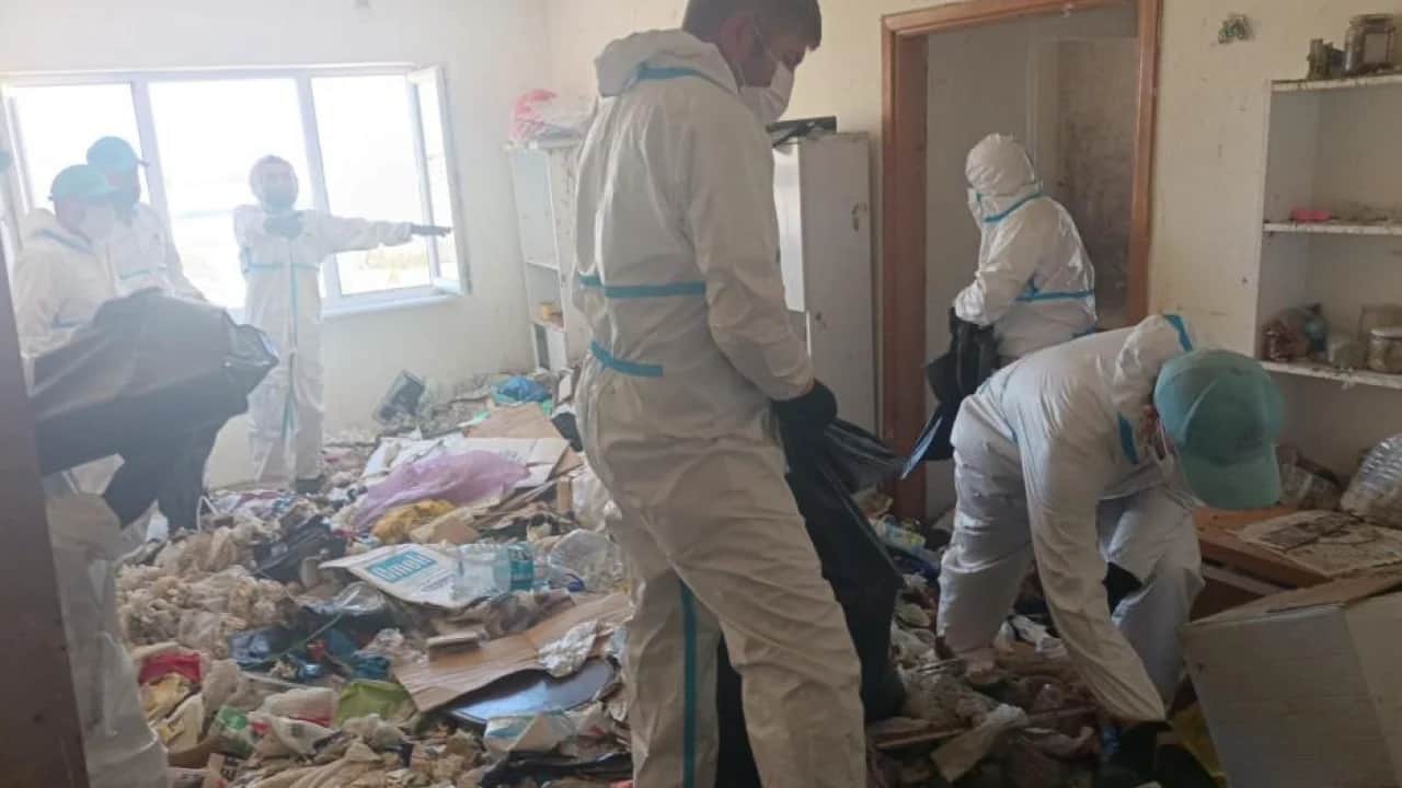 Komşular isyan etmişti: Evden tam 28 ton çöp çıktı
