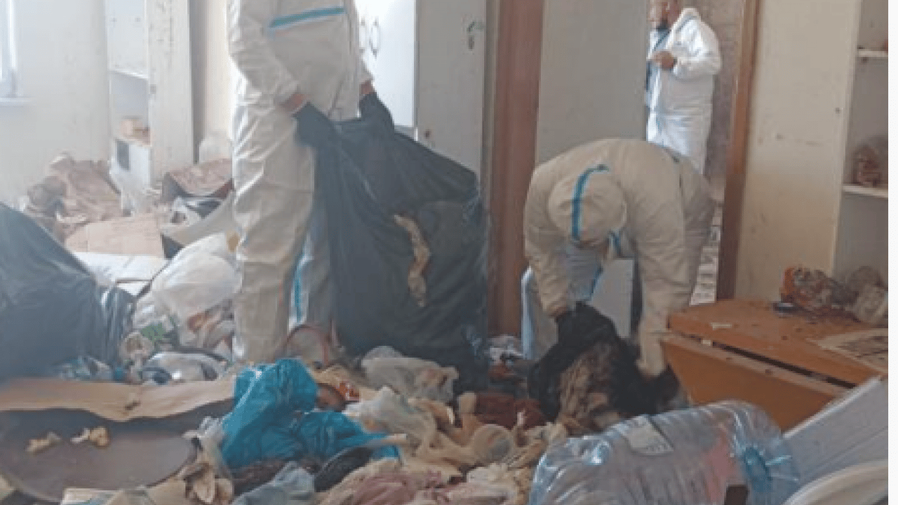 Foto - Komşular isyan etmişti: Evden tam 28 ton çöp çıktı