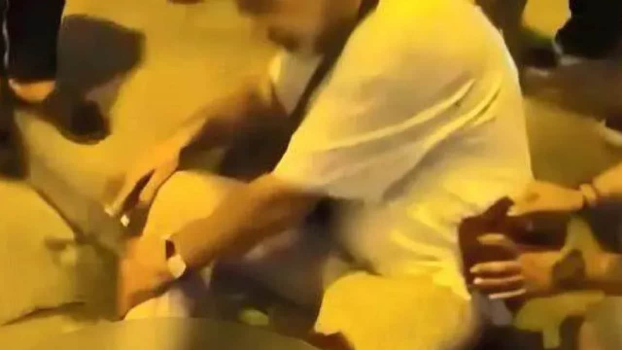 Köpeğine saldırınca gözü döndü: Pitbull sahibine bıçaklı saldırı!