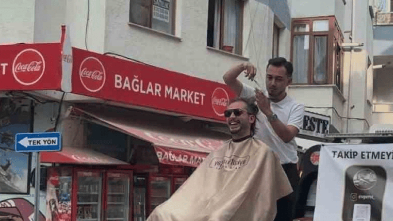 Foto - Kuaförden yürekleri ağızlara getiren şov: Yürüyen çekici üstünde saç traşı!
