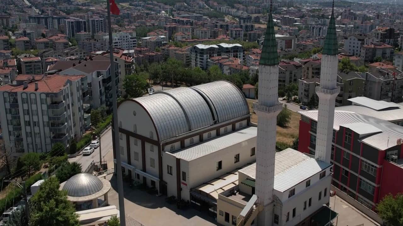 Foto - Kubbesi sunroof gibi açılıyor! Bu camide klimaya ihtiyaç kalmıyor