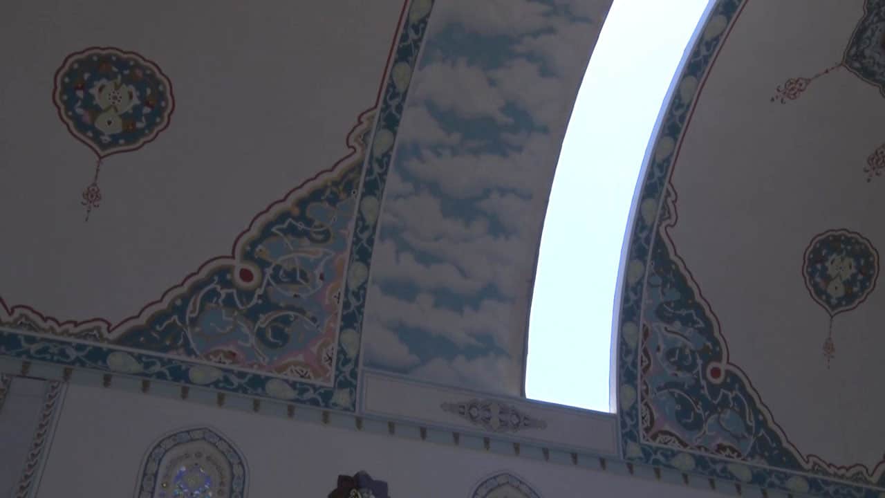Foto - Kubbesi sunroof gibi açılıyor! Bu camide klimaya ihtiyaç kalmıyor