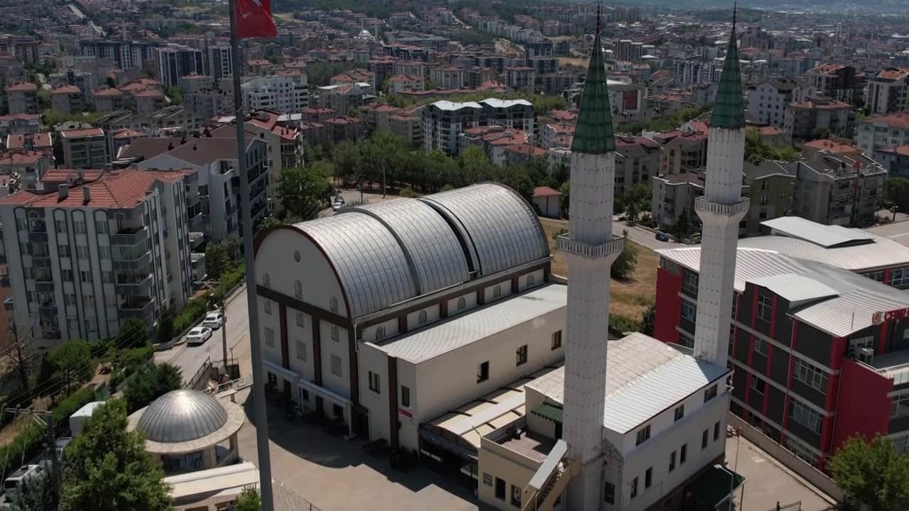 Foto - Kubbesi sunroof gibi açılıyor! Bu camide klimaya ihtiyaç kalmıyor