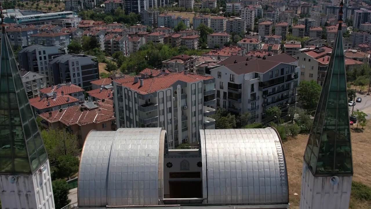 Foto - Kubbesi sunroof gibi açılıyor! Bu camide klimaya ihtiyaç kalmıyor