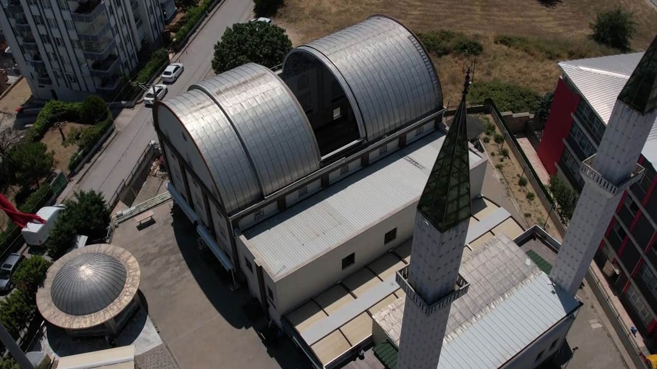 Foto - Kubbesi sunroof gibi açılıyor! Bu camide klimaya ihtiyaç kalmıyor