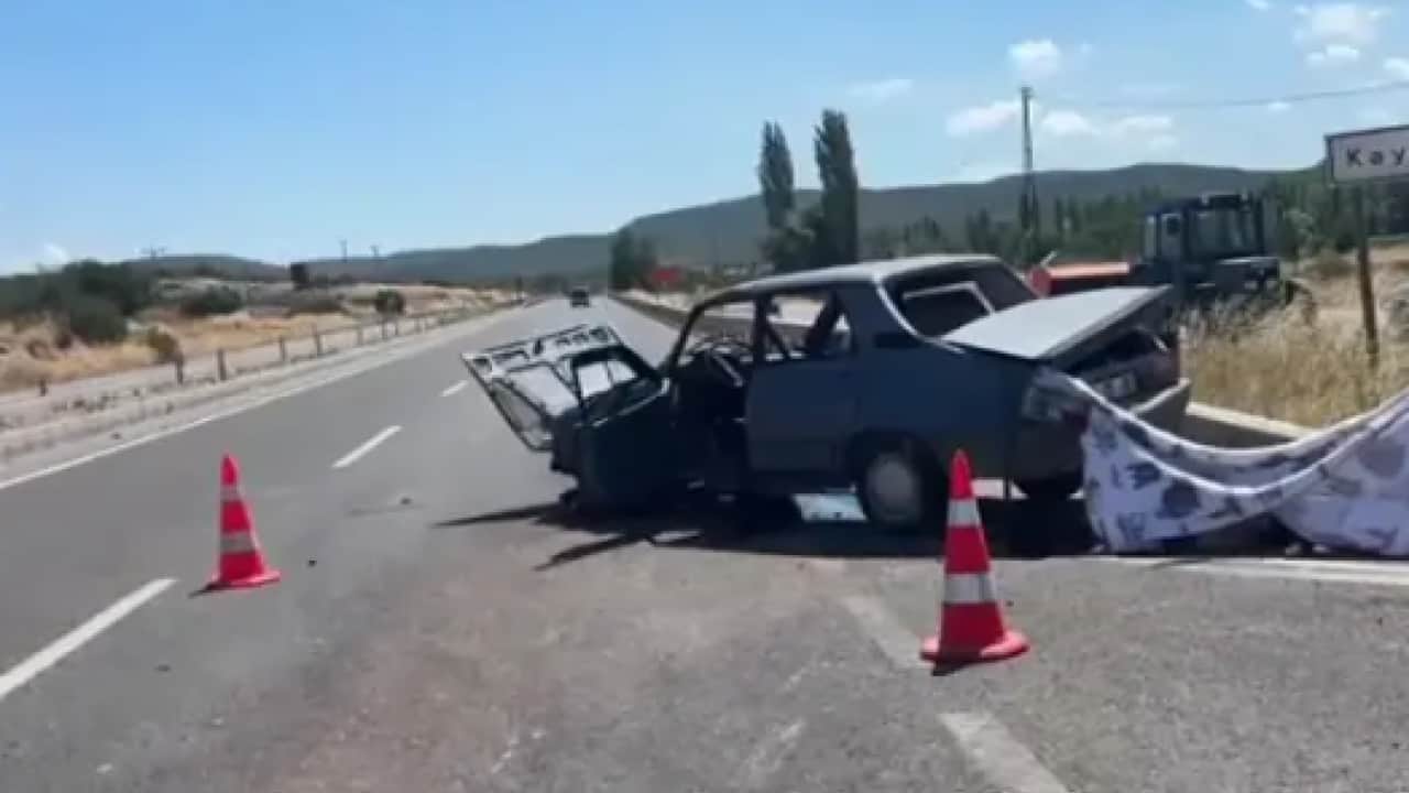 Foto - Kütahya'da iki otomobil çarpıştı: Ölü ve yaralılar var!
