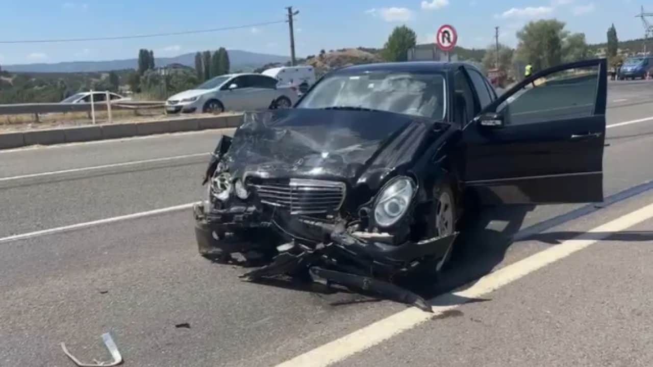 Foto - Kütahya'da iki otomobil çarpıştı: Ölü ve yaralılar var!