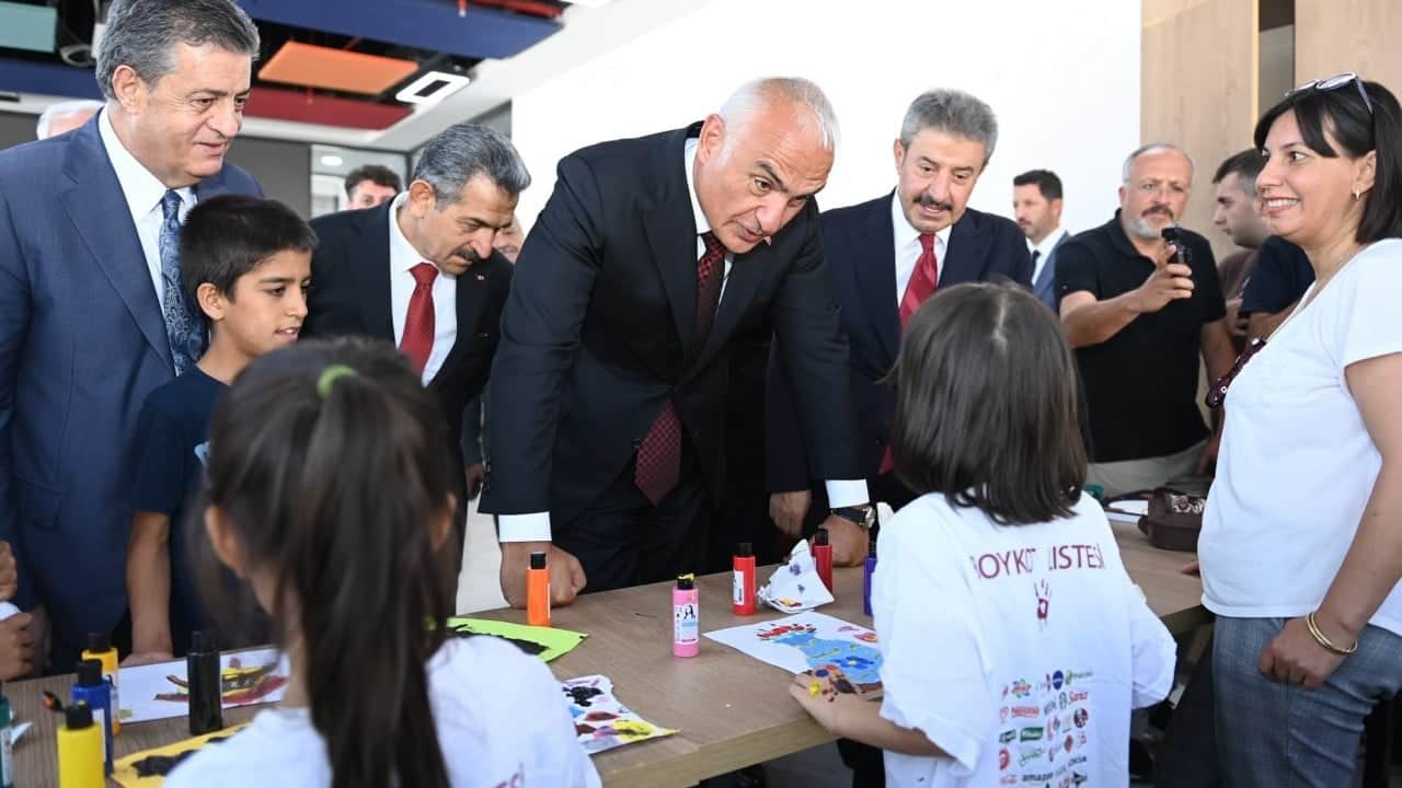 Foto - Kütüphaneler Cumhuriyet tarihinin rekor sayılarına ulaştı: 900 bin metrekareye çıktı! Tarihe geçti