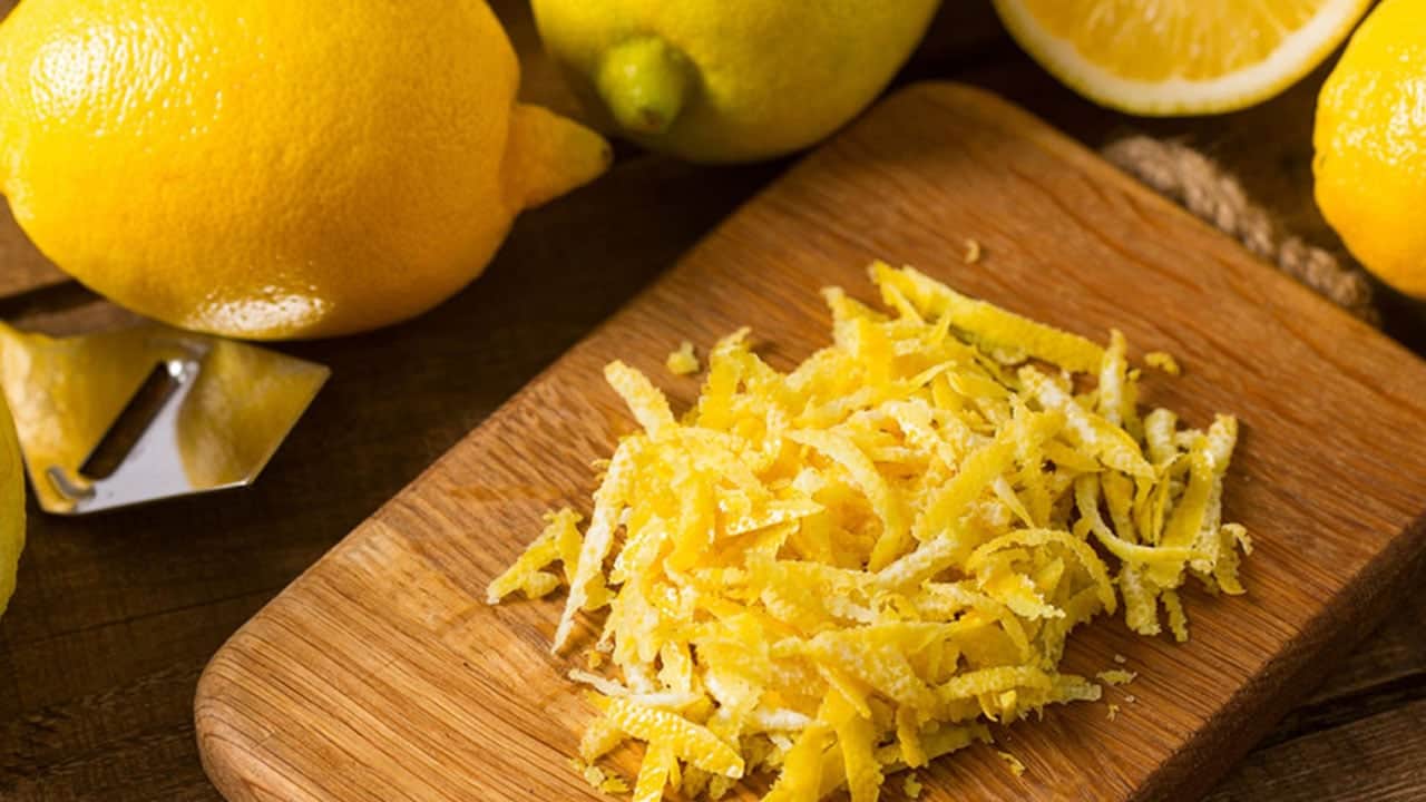 Limon kabuğunu çöpe atmak yerine yüzünüze sürün: Sürünce lekelerden eser kalmıyor! Yıllarca sürüldü, sınandı