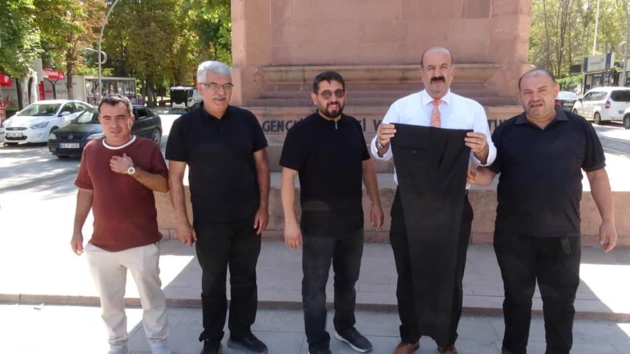 Foto - Malatya’da g..ü açık heykele tepki büyüyor! Pantolon giydirmeye polis müsaade etmedi