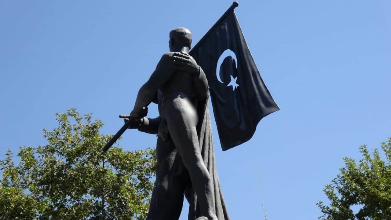 Foto - Malatya’da g..ü açık heykele tepki büyüyor! Pantolon giydirmeye polis müsaade etmedi