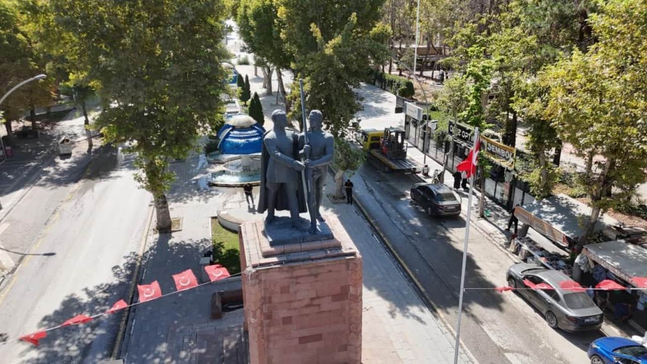 Foto - Malatya’da g..ü açık heykele tepki büyüyor! Pantolon giydirmeye polis müsaade etmedi