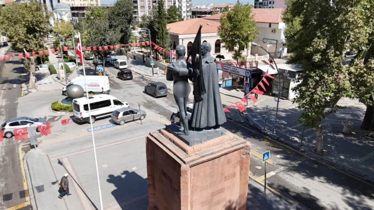 Foto - Malatya’da g..ü açık heykele tepki büyüyor! Pantolon giydirmeye polis müsaade etmedi