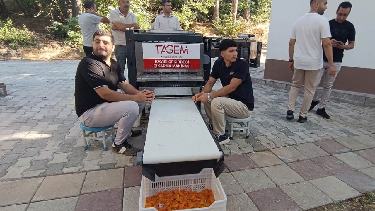 Foto - Malatyalılar bu makineyi çok sevecek! Karşınızda ‘Kayısı Patik Makinesi’: Tek başına günde 2 ton üretiyor..