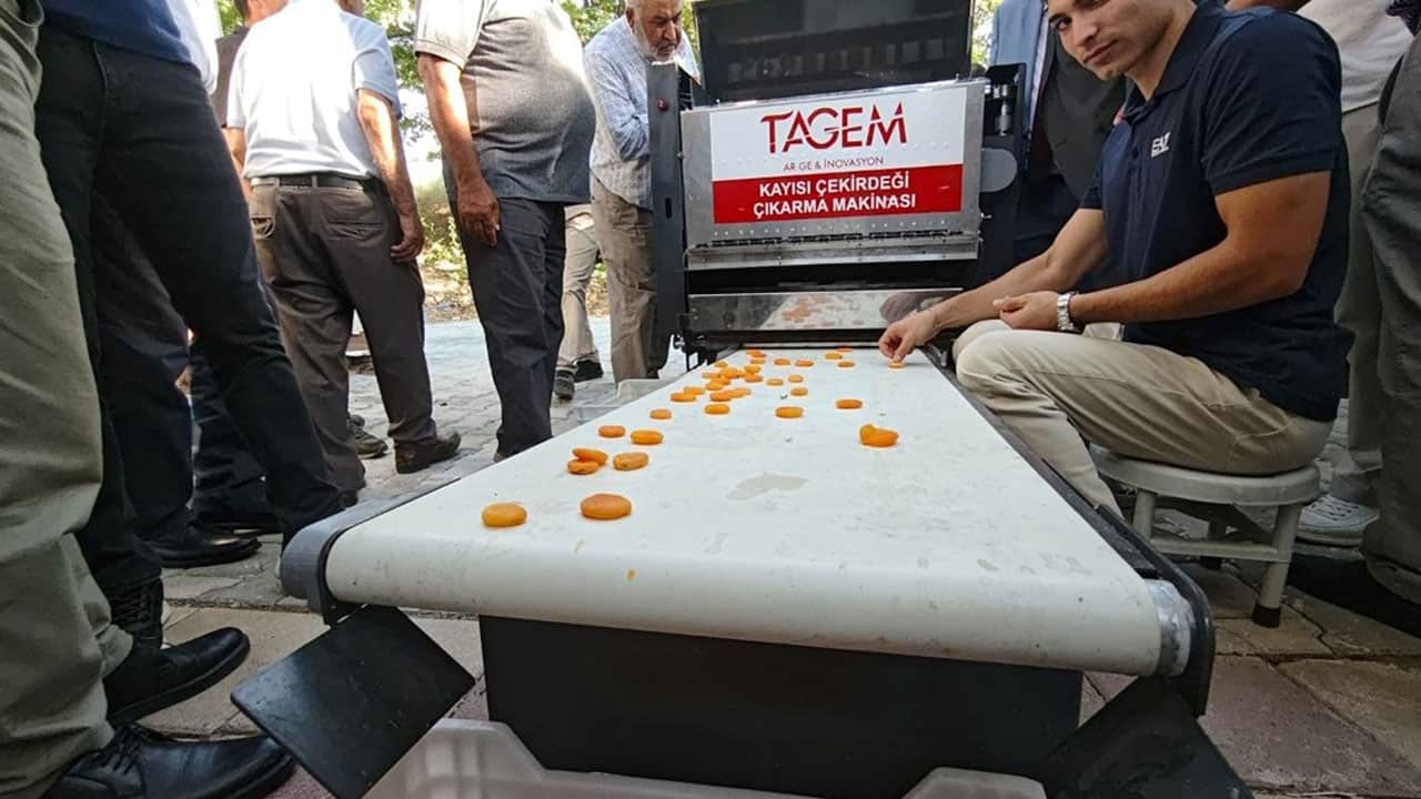 Foto - Malatyalılar bu makineyi çok sevecek! Karşınızda ‘Kayısı Patik Makinesi’: Tek başına günde 2 ton üretiyor..