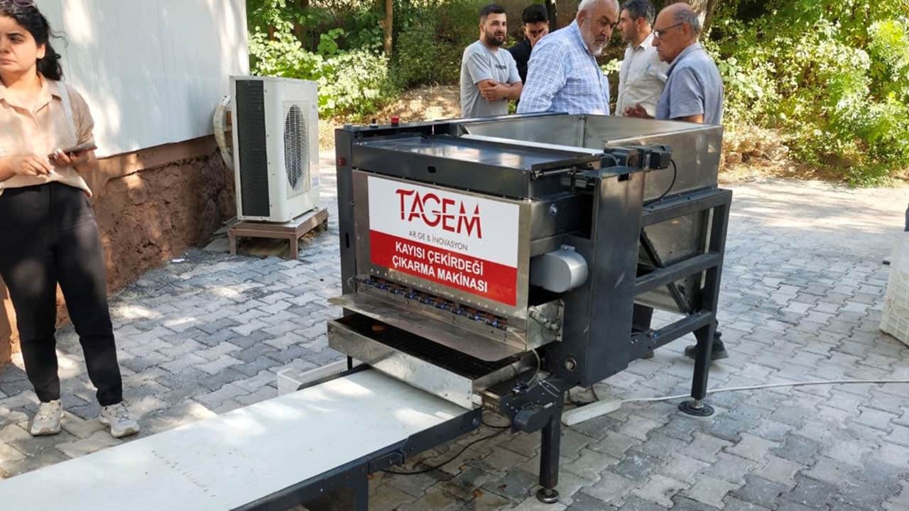 Foto - Malatyalılar bu makineyi çok sevecek! Karşınızda ‘Kayısı Patik Makinesi’: Tek başına günde 2 ton üretiyor..