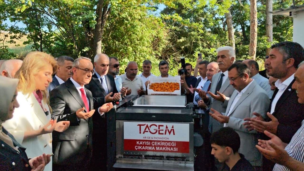 Foto - Malatyalılar bu makineyi çok sevecek! Karşınızda ‘Kayısı Patik Makinesi’: Tek başına günde 2 ton üretiyor..