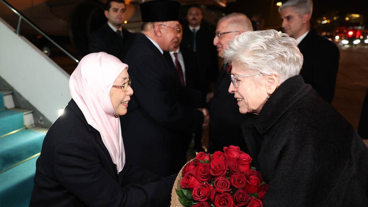 Foto - Malezya Başbakanı Enver İbrahim Türkiye'de: Bakan Güler karşıladı