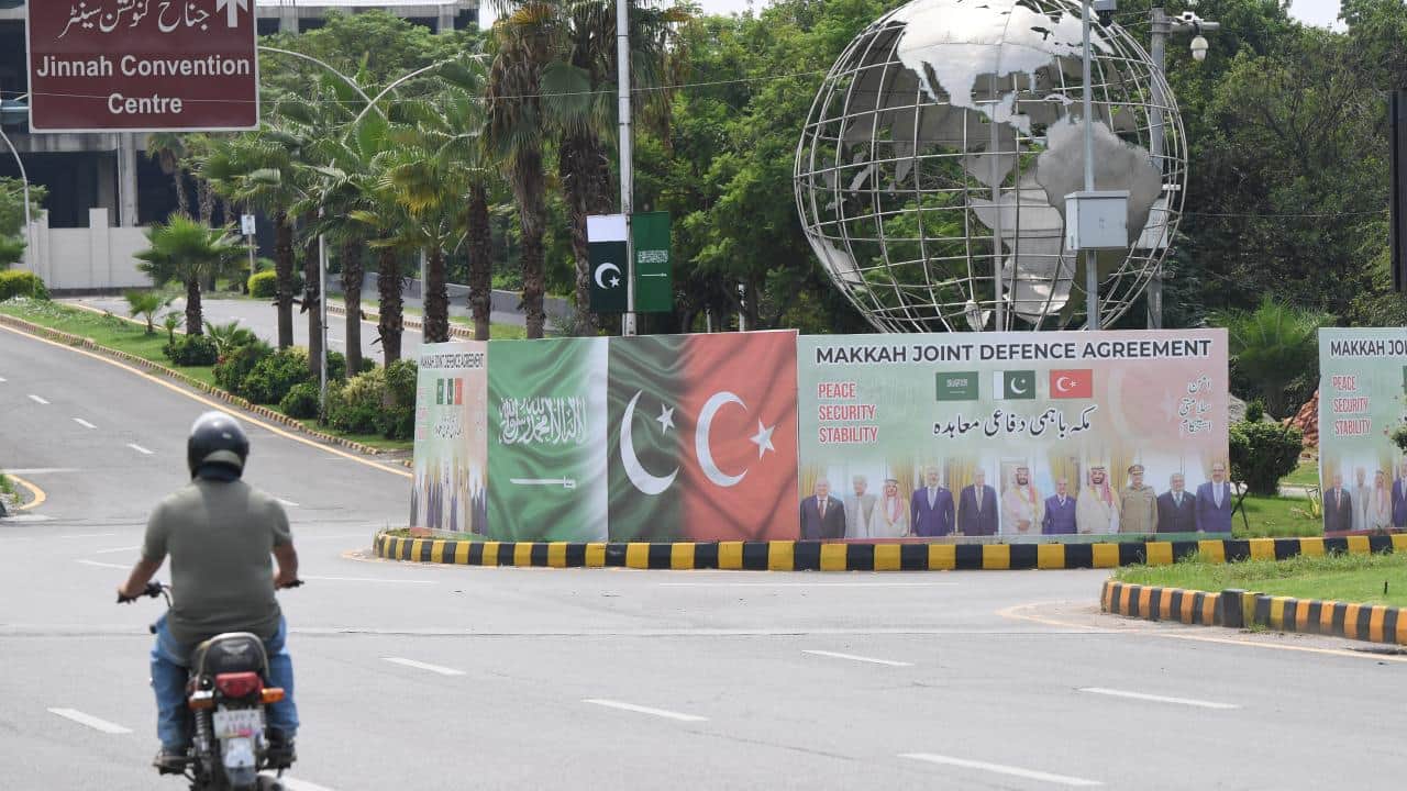 Foto - Mekke Anlaşması karşılık buldu! İslamabad, üç ülkenin bayraklarıyla donatıldı