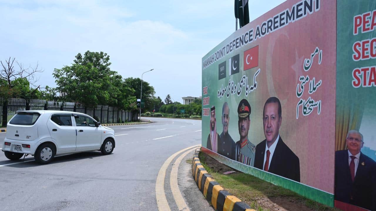 Foto - Mekke Anlaşması karşılık buldu! İslamabad, üç ülkenin bayraklarıyla donatıldı