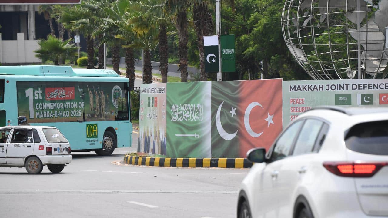 Foto - Mekke Anlaşması karşılık buldu! İslamabad, üç ülkenin bayraklarıyla donatıldı