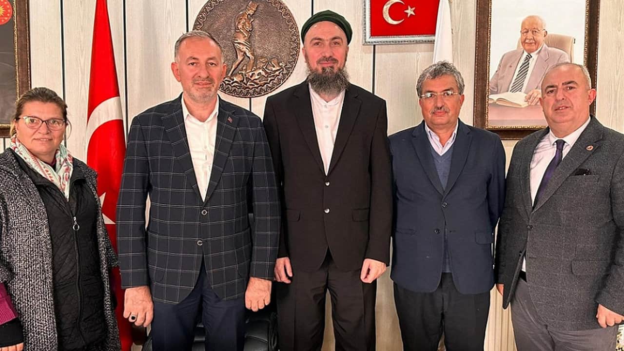 Foto - Merak edenler, görmek için sıraya giriyor! İşte Türkiye’nin tek sarıklı, cübbeli ve sakallı belediye başkanı