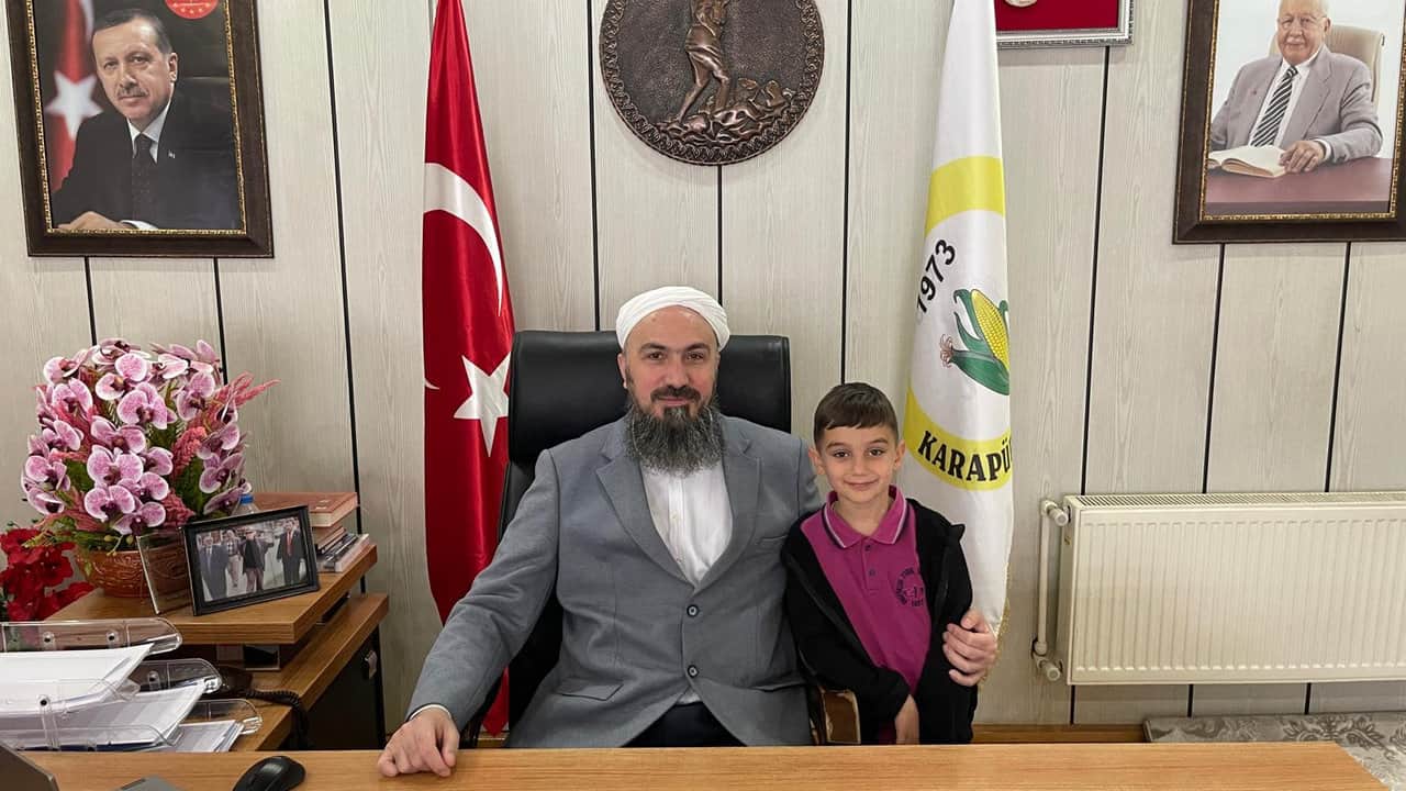 Foto - Merak edenler, görmek için sıraya giriyor! İşte Türkiye’nin tek sarıklı, cübbeli ve sakallı belediye başkanı