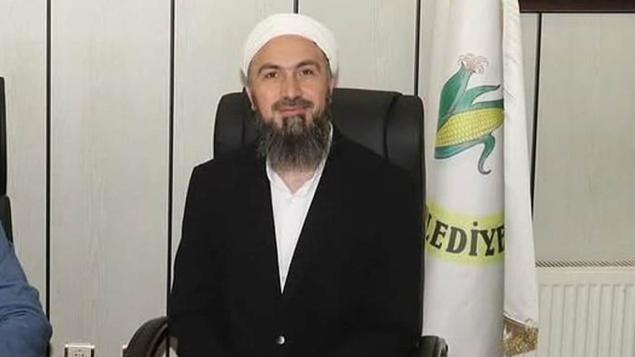Foto - Merak edenler, görmek için sıraya giriyor! İşte Türkiye’nin tek sarıklı, cübbeli ve sakallı belediye başkanı