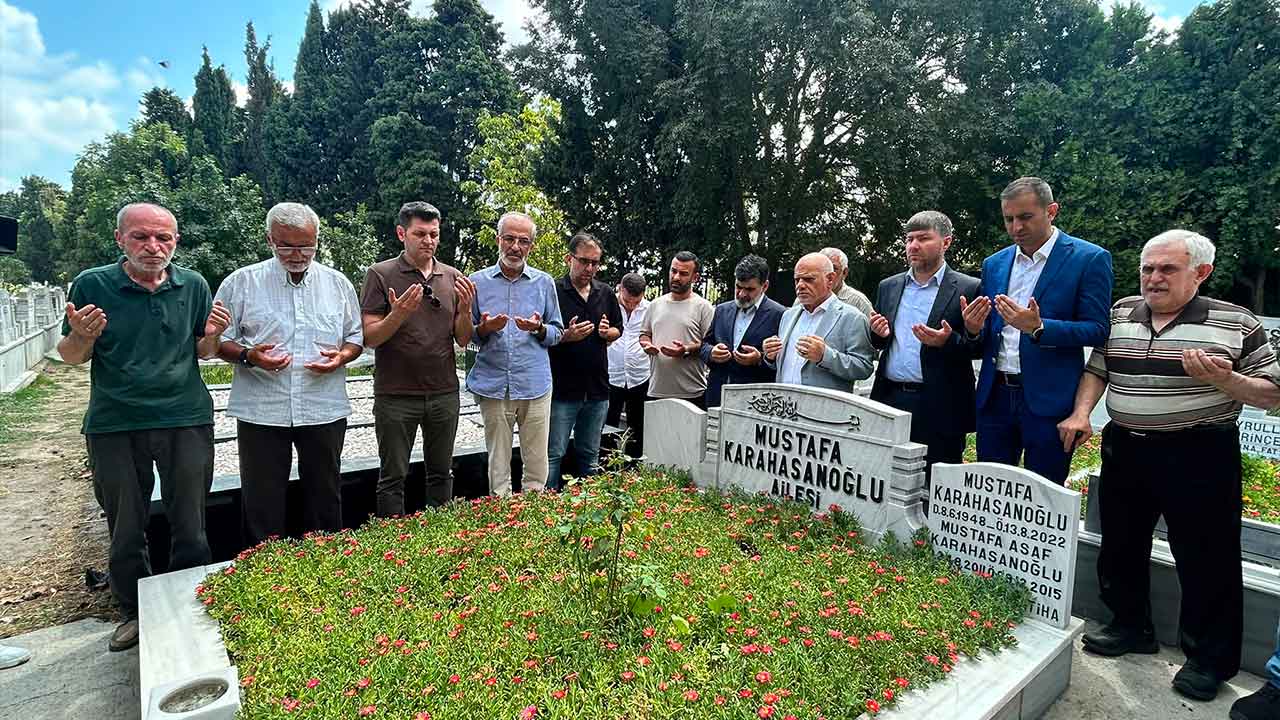 Foto - Merhum Mustafa Karahasanoğlu kabri başında dualarla yâd edildi