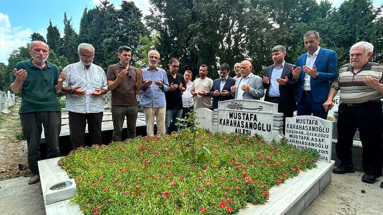 Foto - Merhum Mustafa Karahasanoğlu kabri başında dualarla yâd edildi