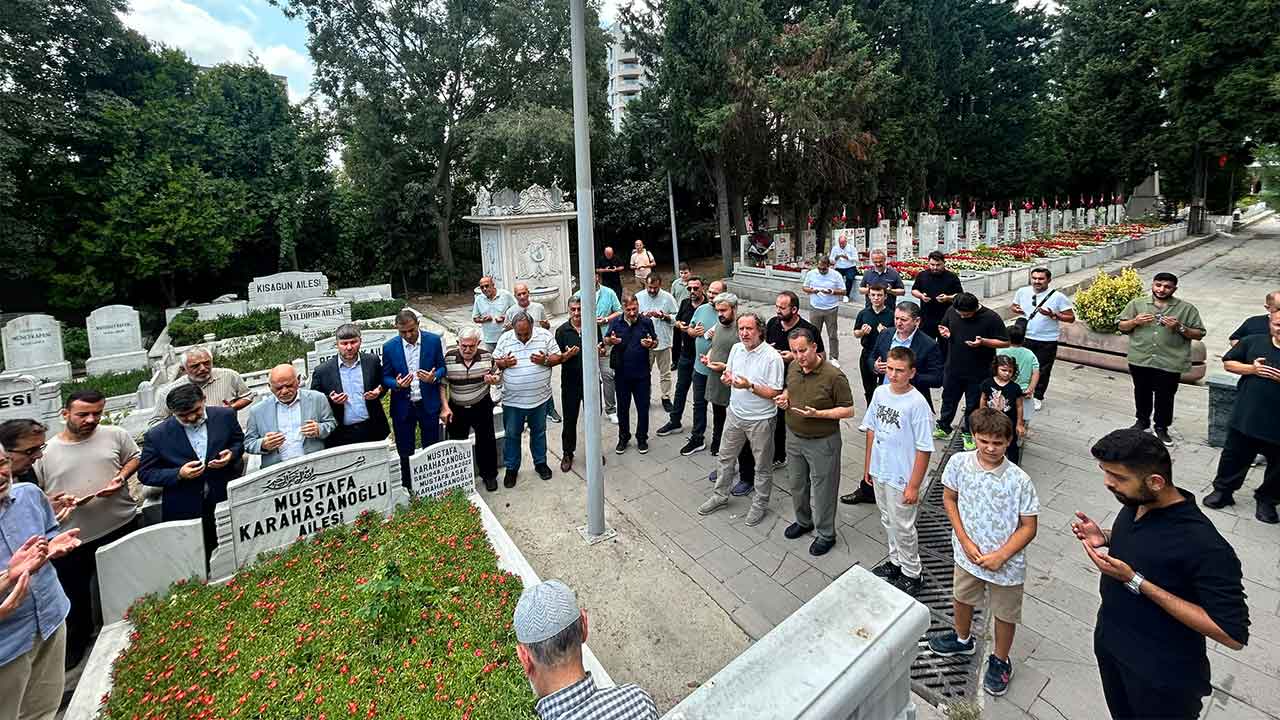 Foto - Merhum Mustafa Karahasanoğlu kabri başında dualarla yâd edildi