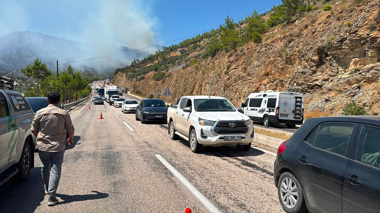 Foto - Mersin'de korkutan orman yangını! 80 hane tahliye edildi, ekipler teyakkuzda!