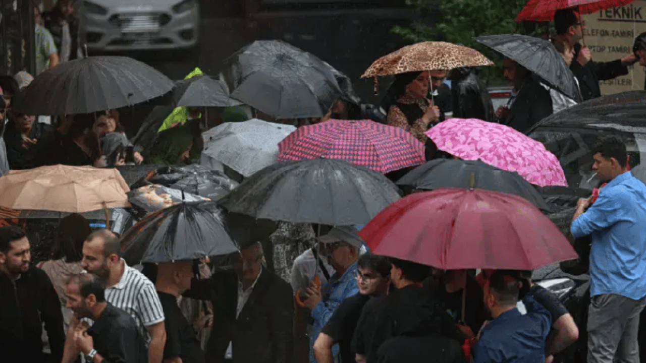 Foto - Meteoroloji saat verdi: İstanbul’a sağanak yağış ve sert rüzgar geliyor