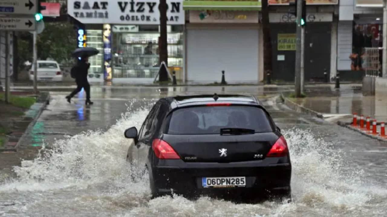 Foto - Meteoroloji saat verdi: İstanbul’a sağanak yağış ve sert rüzgar geliyor