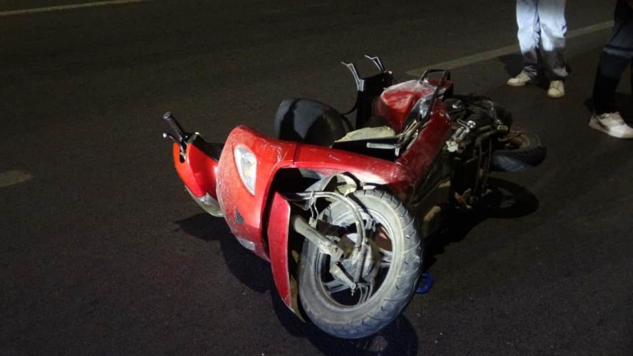 Foto - Metrelerce savrulup direğe çarptı Kaskı çıktı feci şekilde can verdi