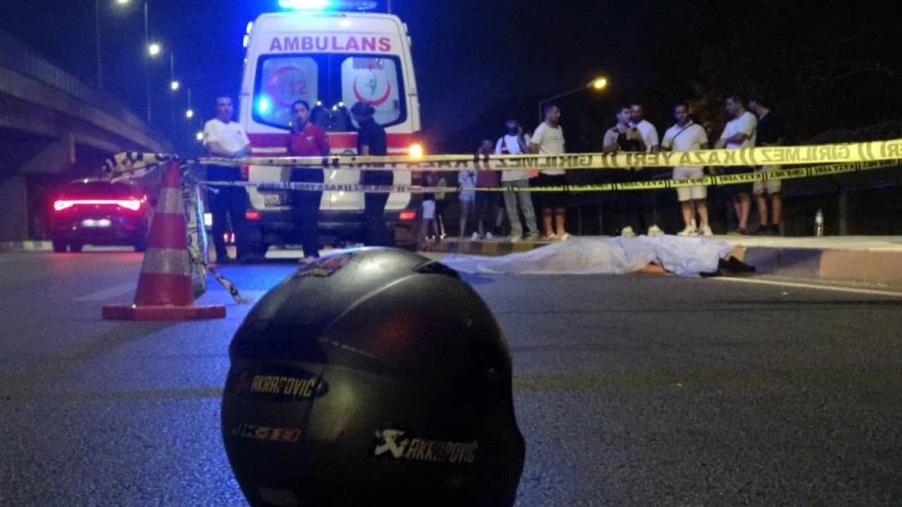 Metrelerce savrulup direğe çarptı Kaskı çıktı feci şekilde can verdi