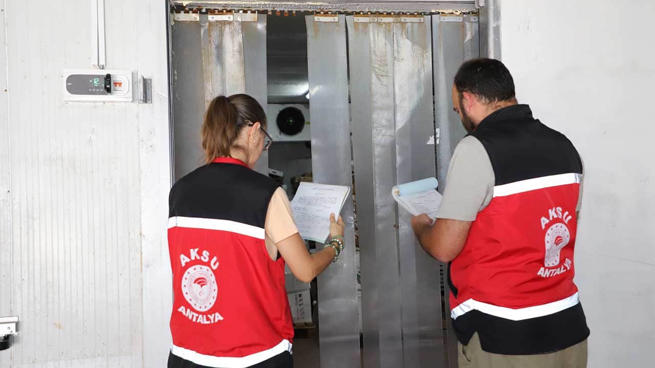 Foto - Mide bulandıran haber! Antalya'da uygunsuz koşullarda 1 ton gıda ürünü ele geçirildi