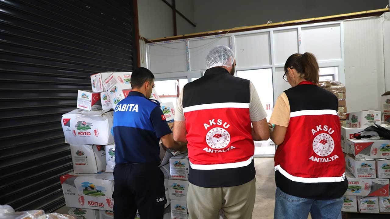 Foto - Mide bulandıran haber! Antalya'da uygunsuz koşullarda 1 ton gıda ürünü ele geçirildi