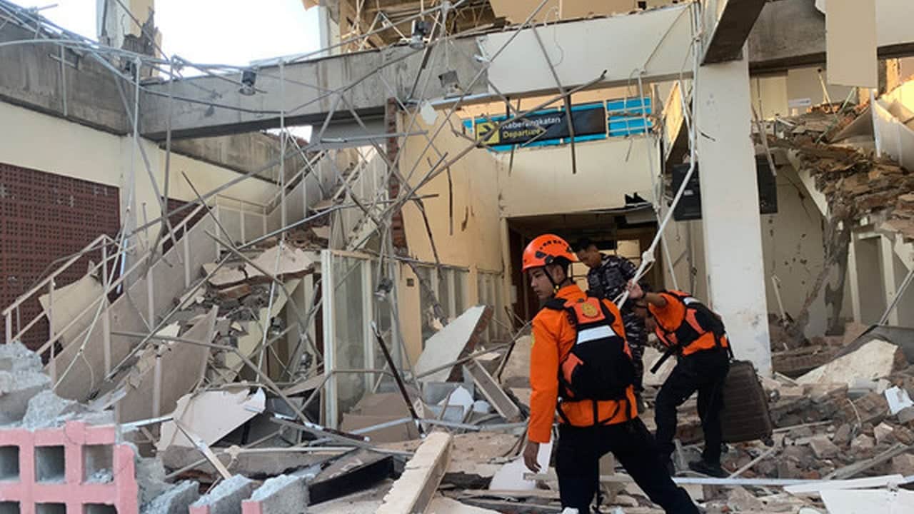 Foto - Müslüman ülke beşik gibi sallanıyor! 7,7’lik deprem sonrası 6,2 ve 5,6 büyüklüğünde artçı sarsıntı yaşandı