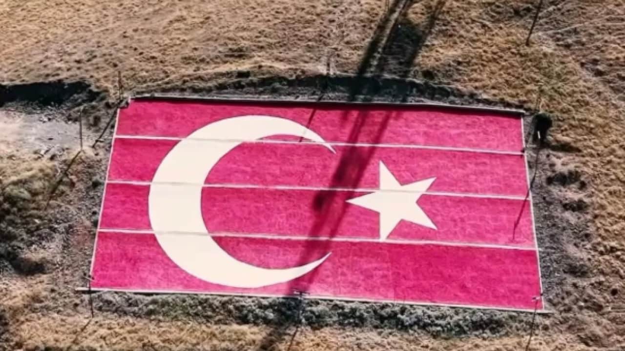 Foto - Muş'ta bayrak mesaisi: Dev Türk bayrağı artık uydudan bile görünüyor