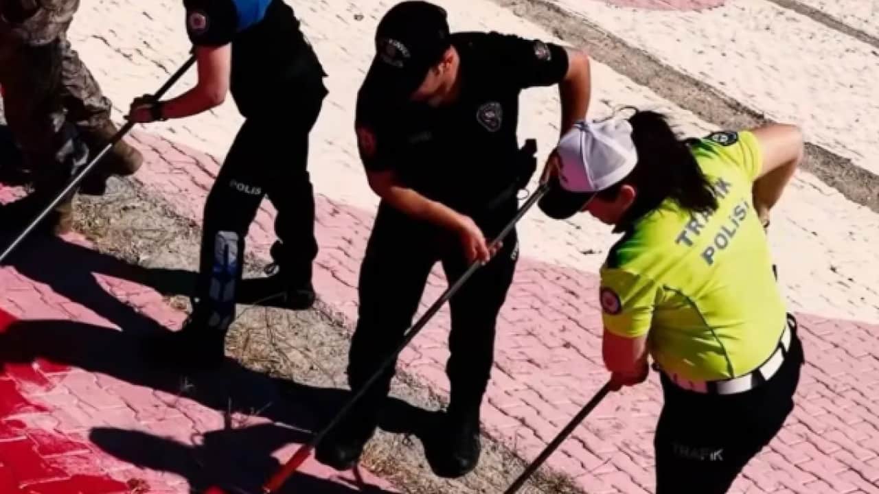 Foto - Muş'ta bayrak mesaisi: Dev Türk bayrağı artık uydudan bile görünüyor